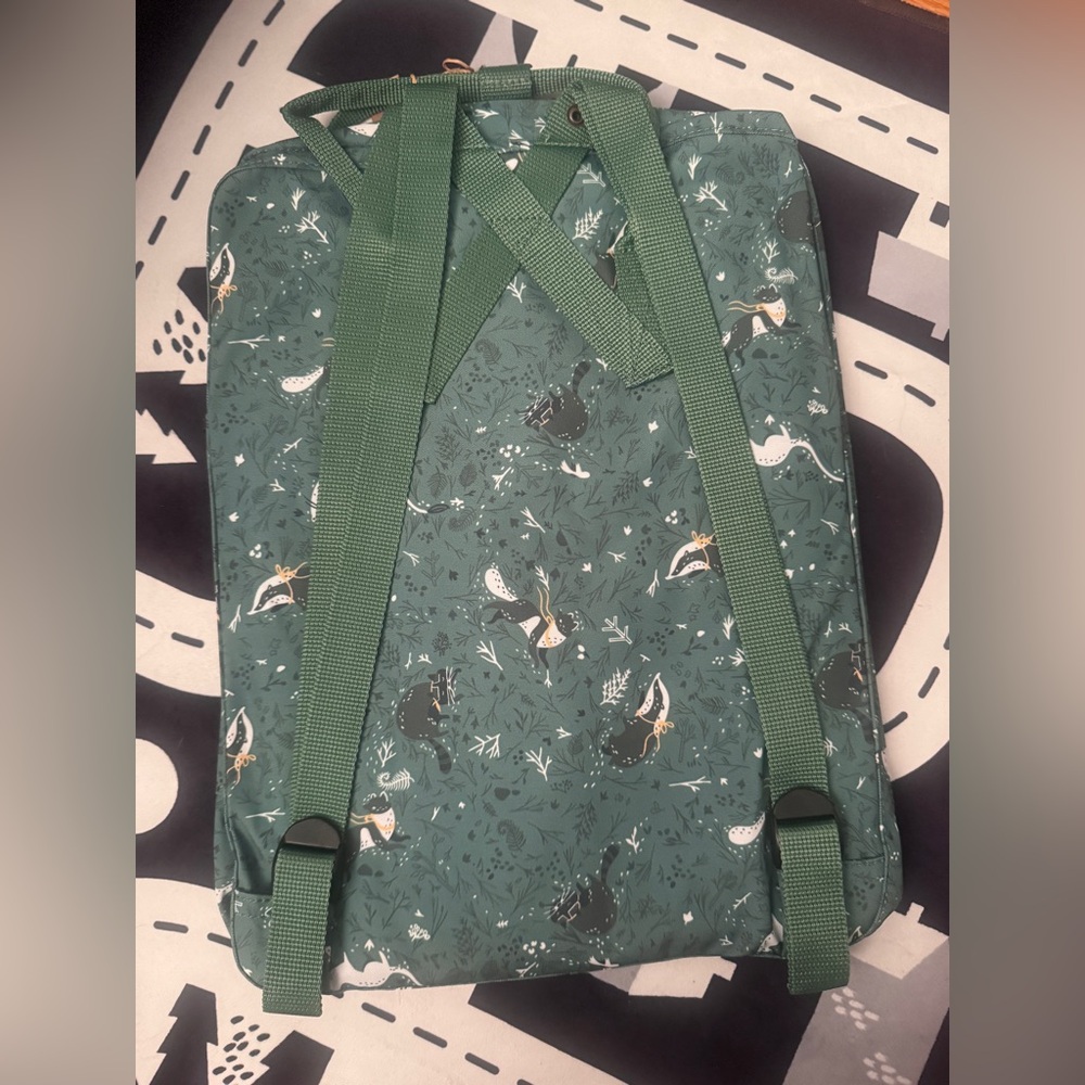 Fjällräven Kånken Backpack Forest Green Fox Print New with Tags 16L - Picture 2 of 4